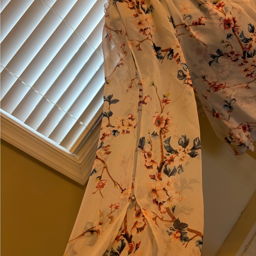 💥 Gorgeous WHBM Floral Blouse with Fitted Neckline - Picture 6 of 10